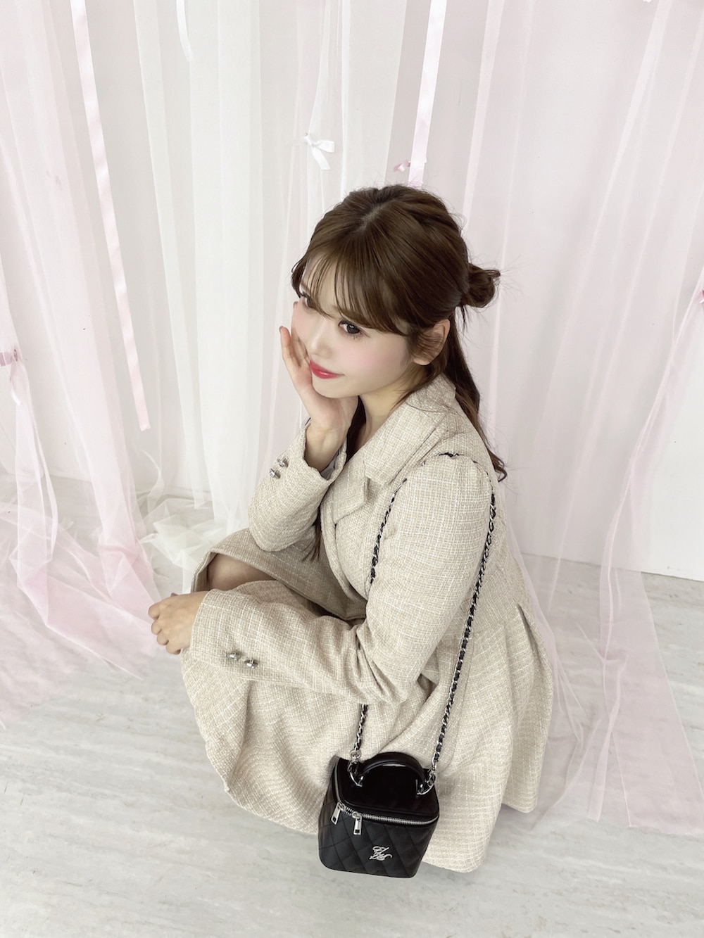 ピンク系のワンピース、ブラック系のハンドバッグ、ホワイト系のブーツを着用したレディースの秋コーディネートの4枚目の写真