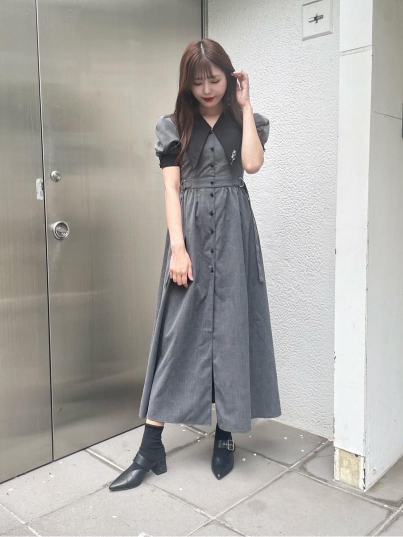 グレー系のワンピース、ブラック系のパンプスを着用したレディースの春コーディネートの2枚目の写真