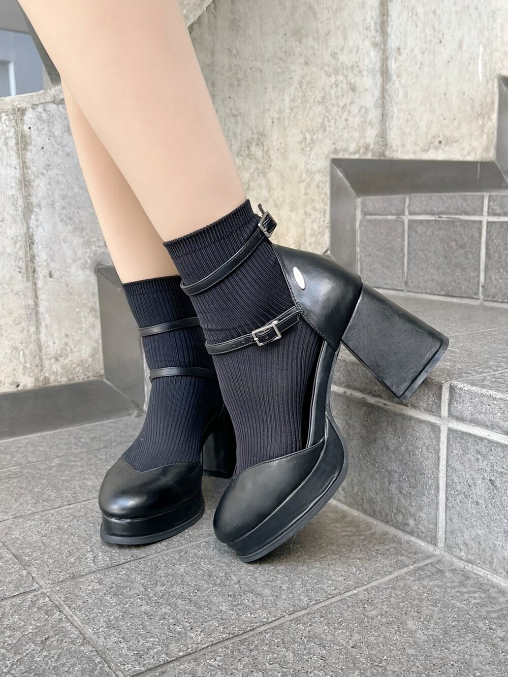 その他のワンピース、ブラック系のパンプス、ブラック系のショルダーバッグを着用したレディースの秋コーディネートの6枚目の写真