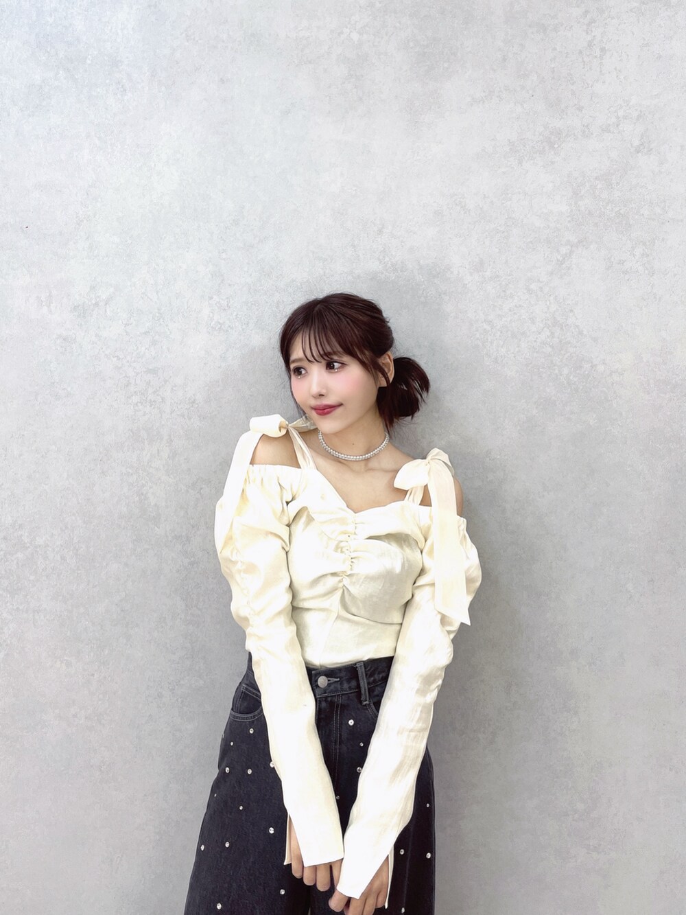 ブラック系のデニムパンツ、ホワイト系のシャツ/ブラウス、ホワイト系のパンプスを着用したレディースの秋コーディネートの2枚目の写真