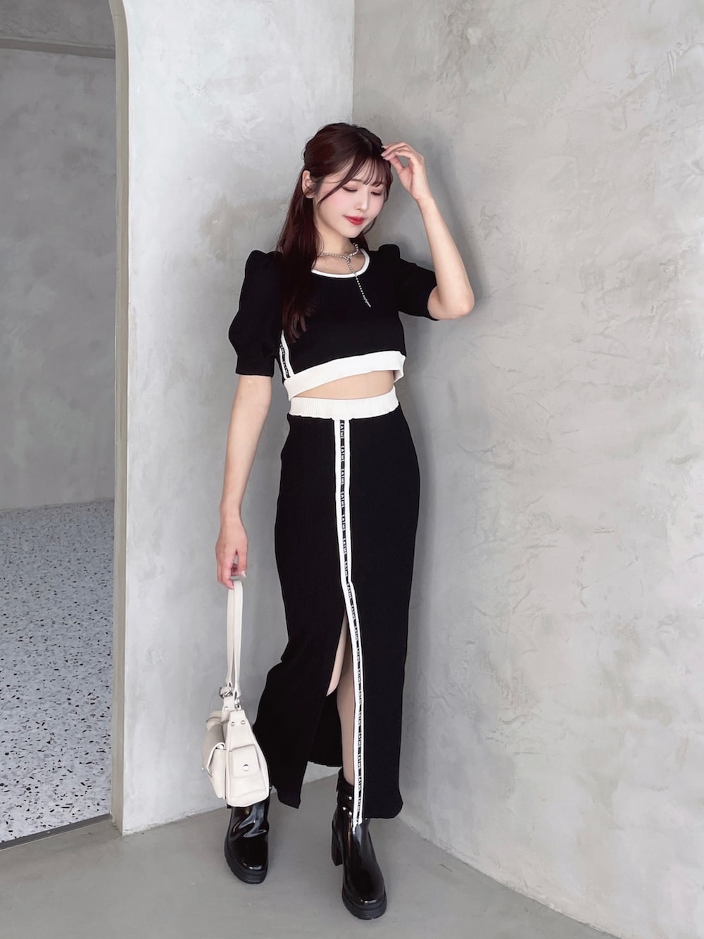 ブラック系のTシャツ/カットソー、ブラック系のスカート、その他のブーツを着用したレディースの夏コーディネートの3枚目の写真