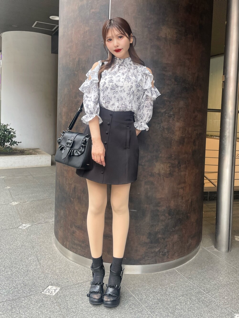 ホワイト系のシャツ/ブラウス、ブラック系のスカート、ブラック系のショルダーバッグを着用したレディースの春コーディネートの3枚目の写真