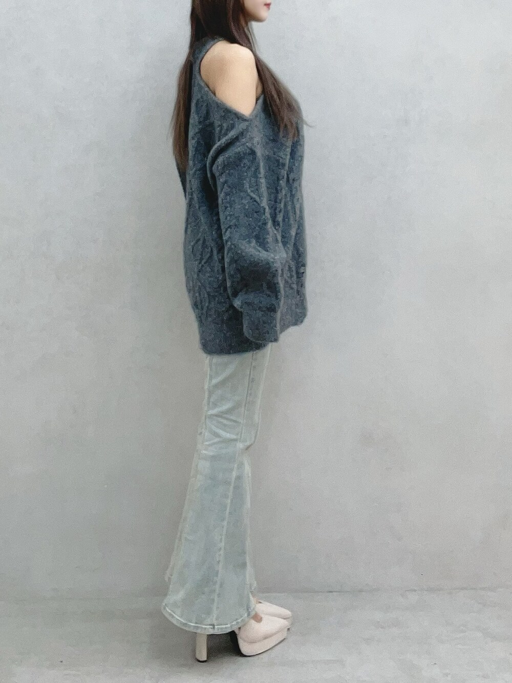 グレー系のニット/セーター、ブルー系のデニムパンツを着用したレディースの冬コーディネートの5枚目の写真