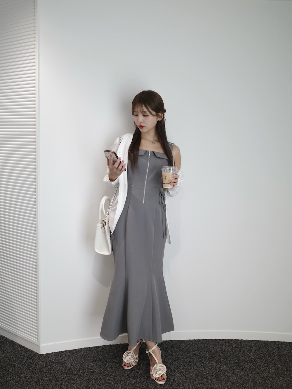 グレー系のワンピース、ホワイト系のサンダルを着用したレディースの夏コーディネートの6枚目の写真