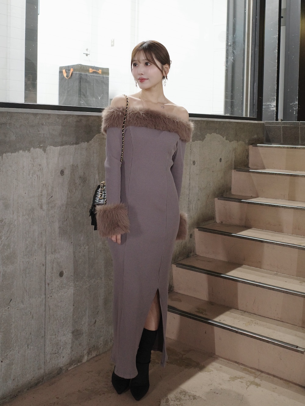 ブラウン系のワンピース、ブラック系のショルダーバッグ、ブラック系のブーツを着用したレディースの秋コーディネートの2枚目の写真