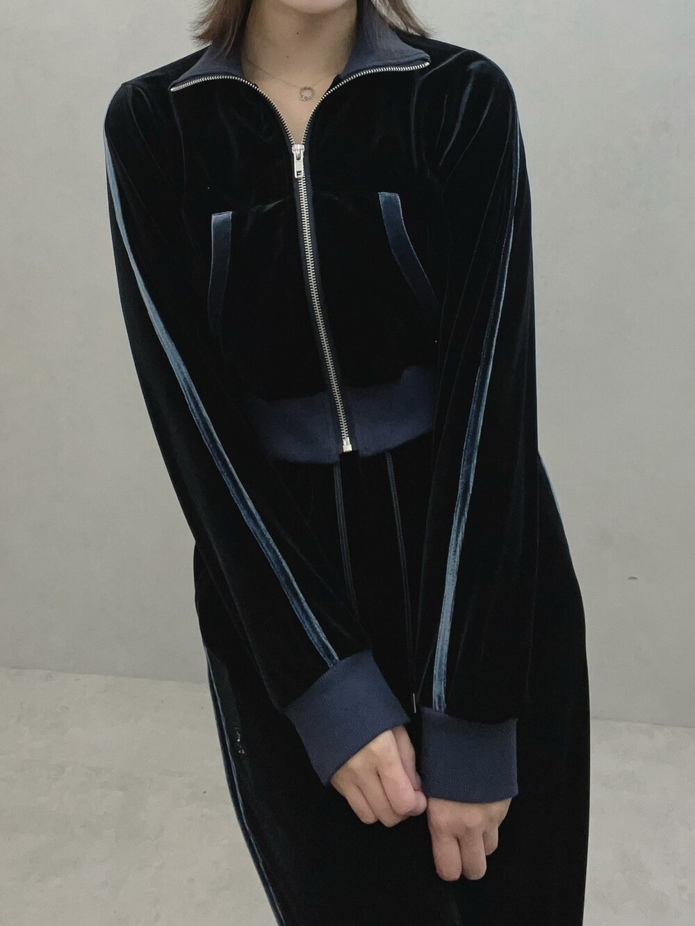 ブラック系のブルゾン、ブラック系のその他パンツ、ホワイト系のスニーカーを着用したレディースの秋コーディネートの9枚目の写真