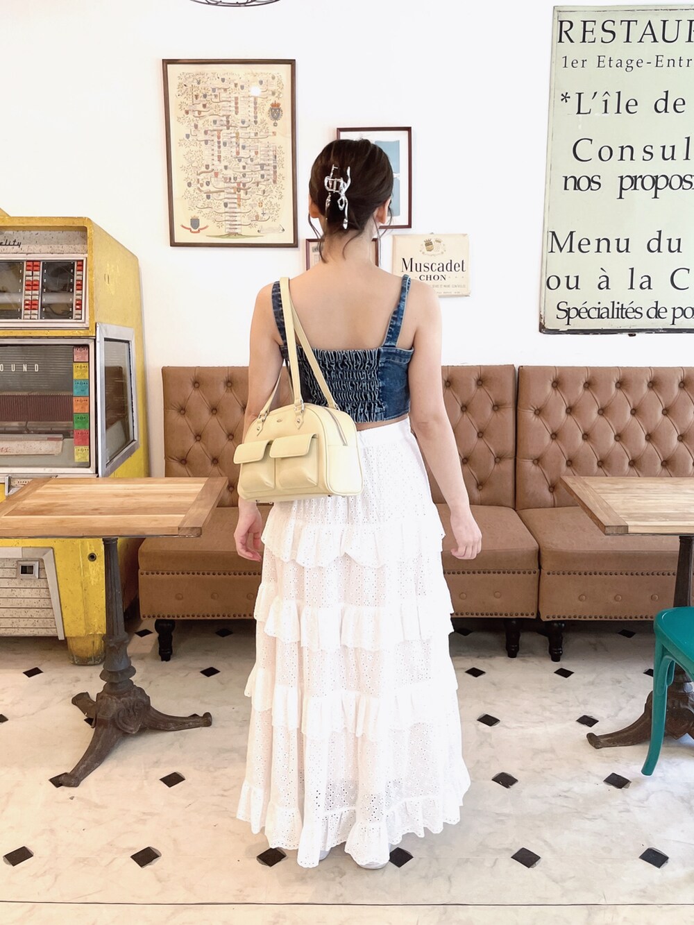 ホワイト系のスカート、イエロー系のボストンバッグ、ブルー系のキャミソールを着用したレディースの春コーディネートの7枚目の写真