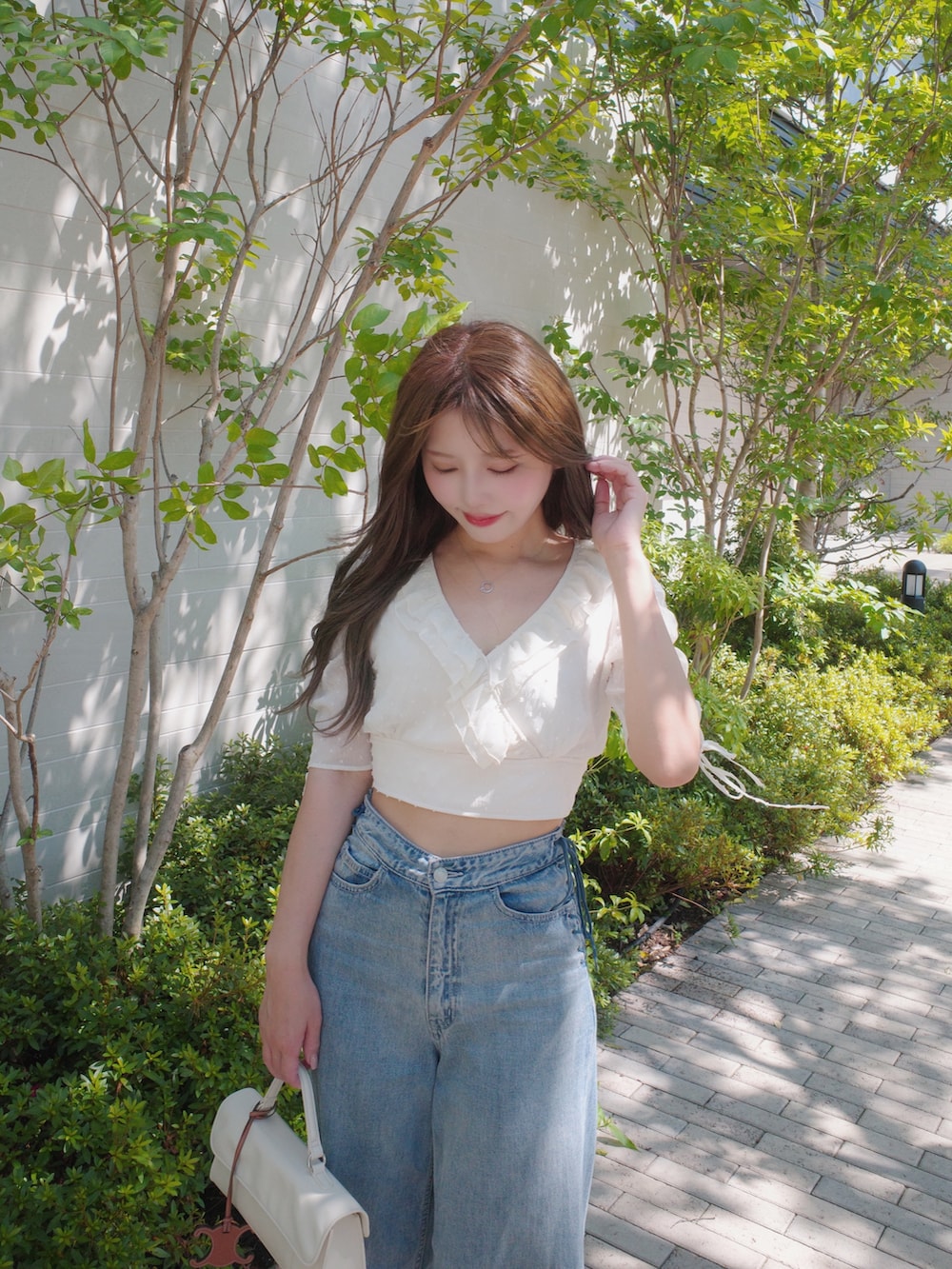 ホワイト系のシャツ/ブラウス、ブルー系のデニムパンツを着用したレディースの夏コーディネートの3枚目の写真