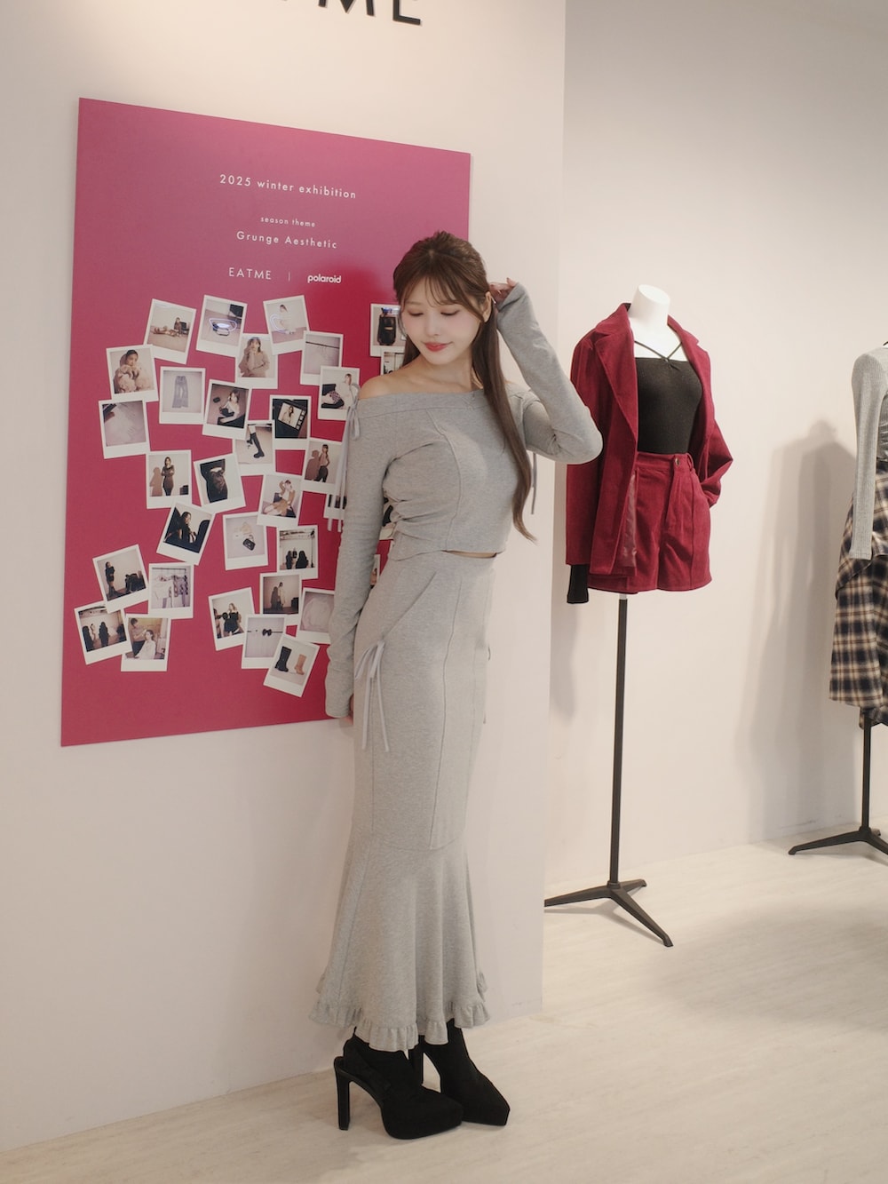 グレー系のTシャツ/カットソー、グレー系のスカートを着用したレディースの秋コーディネートの4枚目の写真