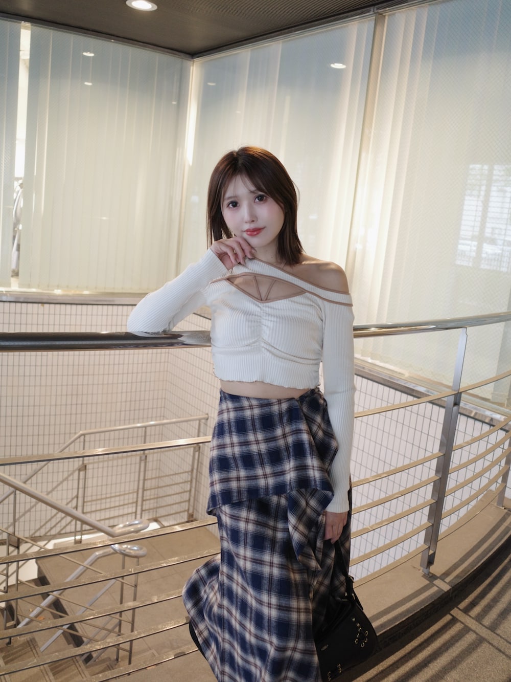 ホワイト系のTシャツ/カットソー、ブルー系のスカート、ブラック系のショルダーバッグを着用したレディースの秋コーディネートの7枚目の写真