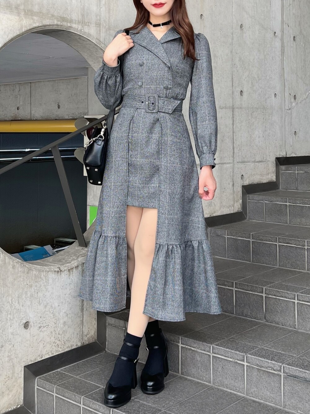 その他のワンピース、ブラック系のパンプス、ブラック系のショルダーバッグを着用したレディースの秋コーディネートの2枚目の写真