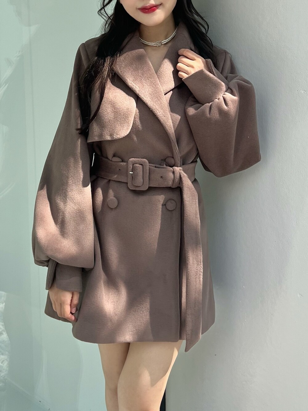 ブラウン系のその他アウター、ホワイト系のチョーカーを着用したレディースの秋コーディネートの5枚目の写真