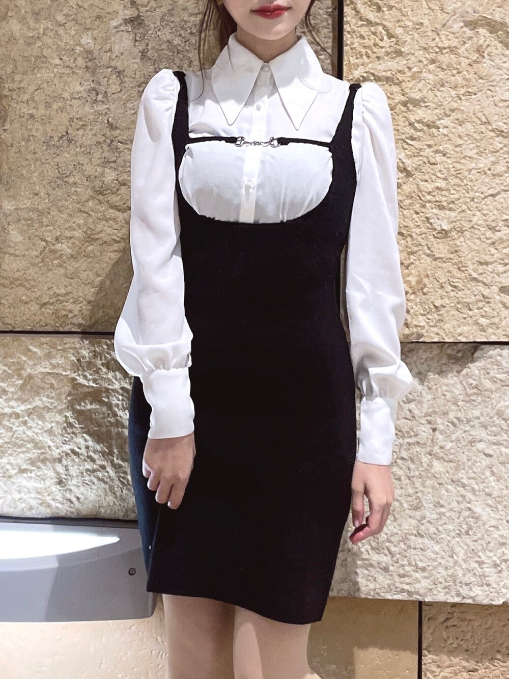 ブラック系のワンピース、ブラック系のブーツを着用したレディースの冬コーディネートの4枚目の写真