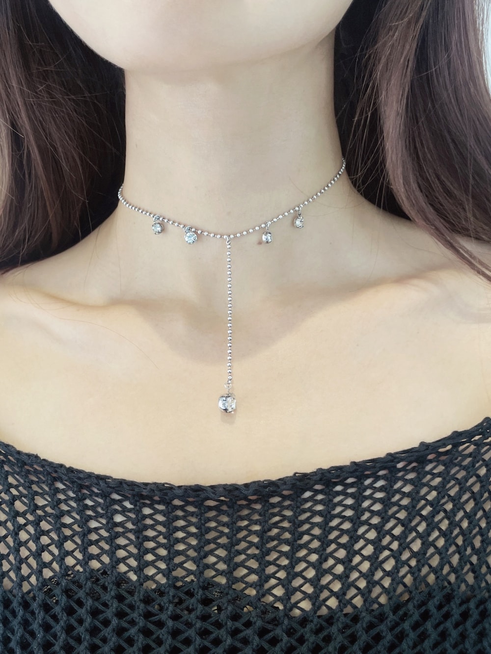 ブラック系のデニムスカート、ブラック系のサンダル、ブラック系のニット/セーターを着用したレディースの冬コーディネートの7枚目の写真