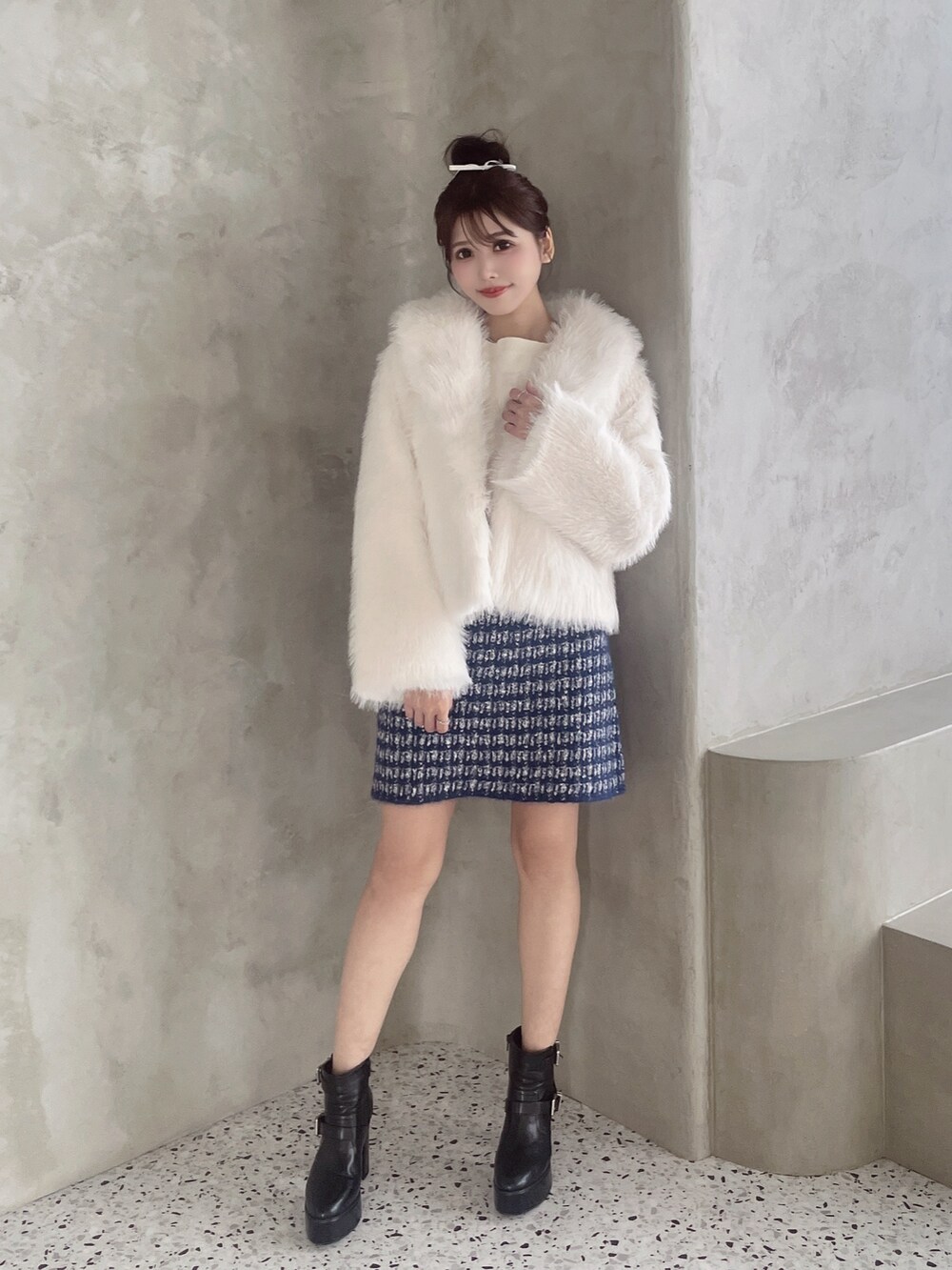 ホワイト系のその他アウター、ブルー系のスカート、ブラック系のブーツを着用したレディースの秋コーディネートの3枚目の写真