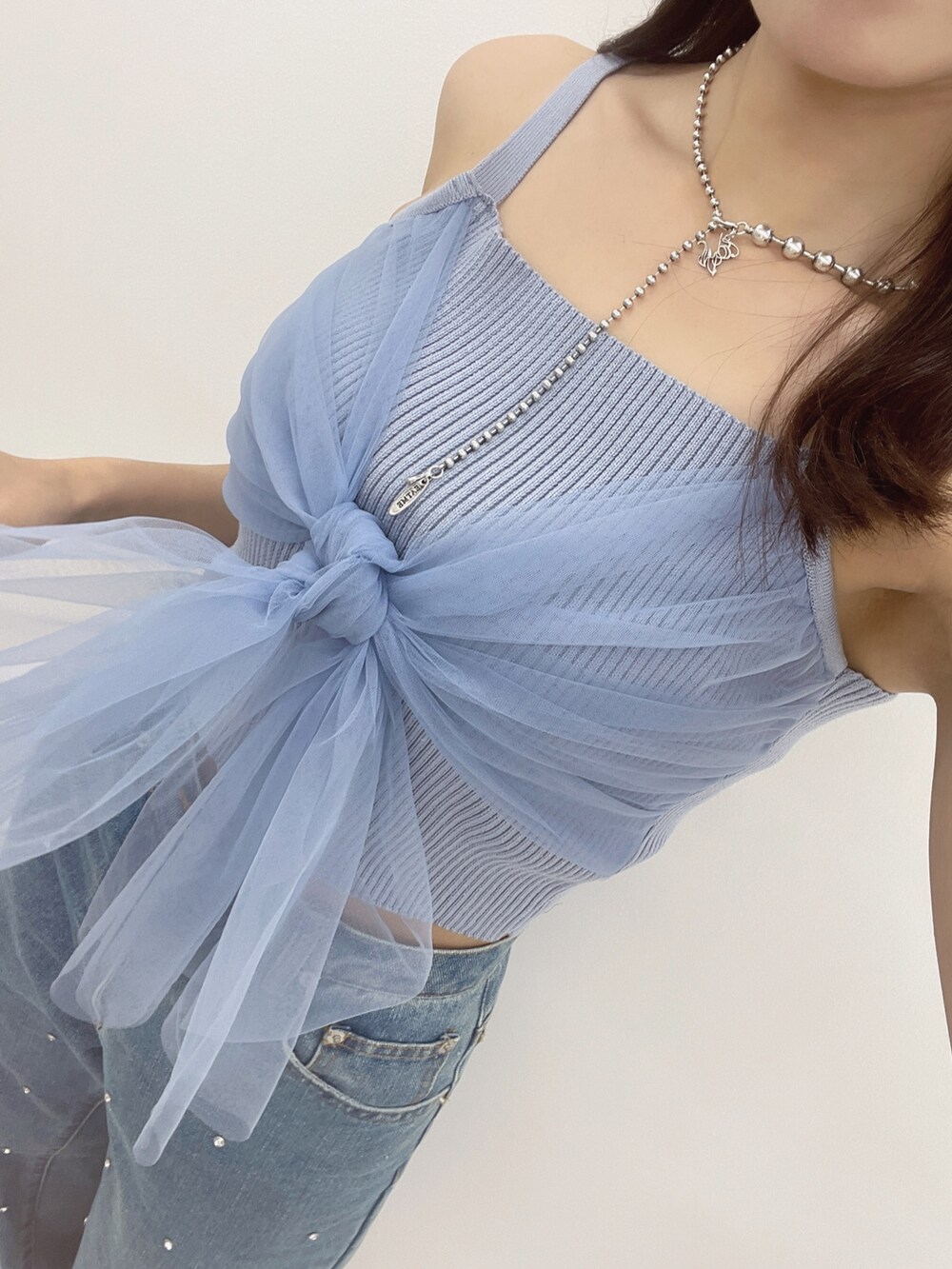 ブルー系のキャミソール、ブルー系のデニムパンツ、シルバー系のネックレスを着用したレディースの夏コーディネートの10枚目の写真