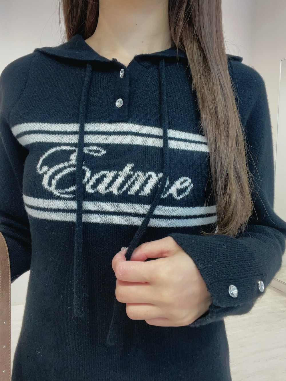 ブラック系のワンピース、ブラック系のブーツ、ブラウン系のショルダーバッグを着用したレディースの秋コーディネートの6枚目の写真