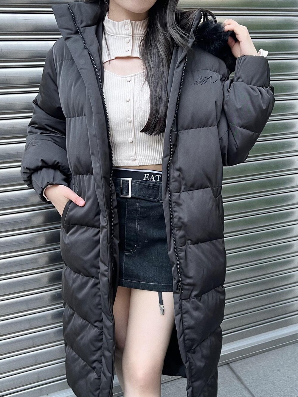 ブラック系のダウンジャケット/コート、その他のブーツ、ホワイト系のTシャツ/カットソーを着用したレディースの秋コーディネートの6枚目の写真