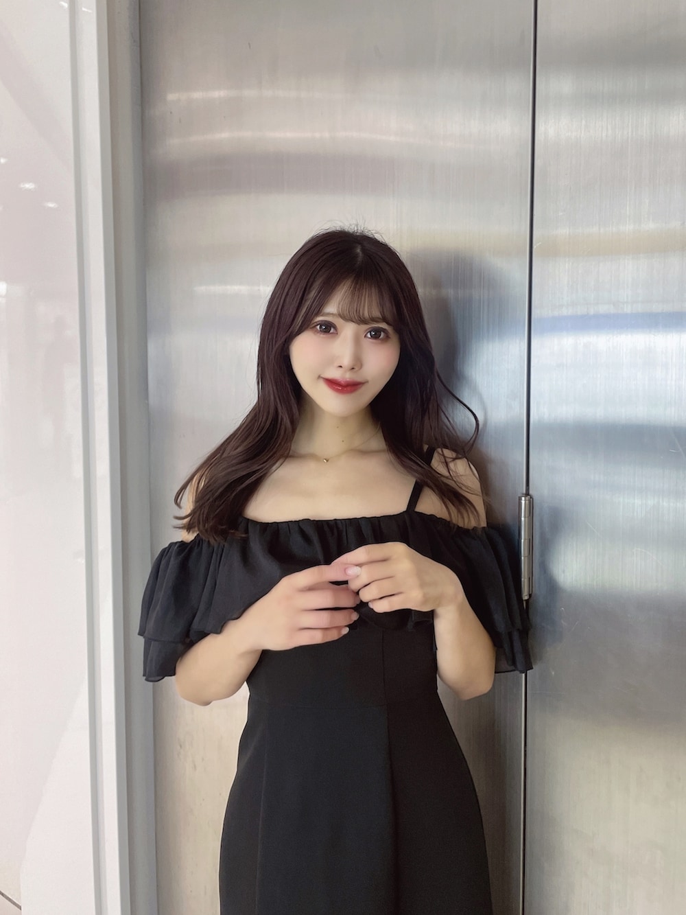 ブラック系のワンピース、ブラック系のパンプスを着用したレディースの春コーディネートの4枚目の写真