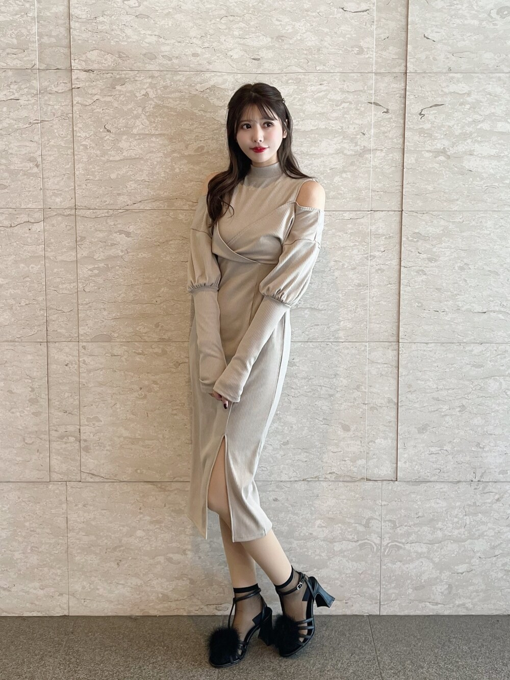 ベージュ系のワンピース、ブラック系のサンダルを着用したレディースの春コーディネートの2枚目の写真