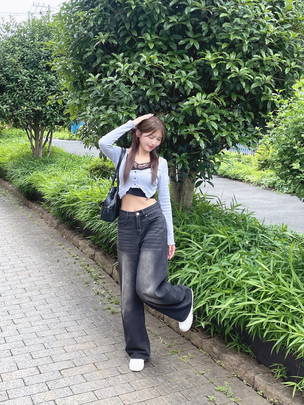 グレー系のTシャツ/カットソー、ブラック系のボストンバッグを着用したレディースの夏コーディネートの2枚目の写真