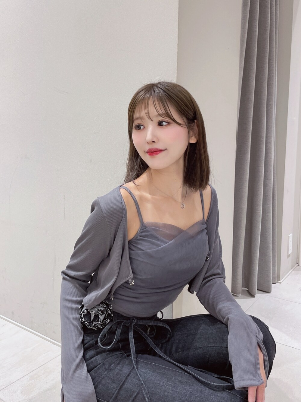 グレー系のTシャツ/カットソー、ブラック系のデニムパンツ、ブラック系のサンダルを着用したレディースの春コーディネートの9枚目の写真