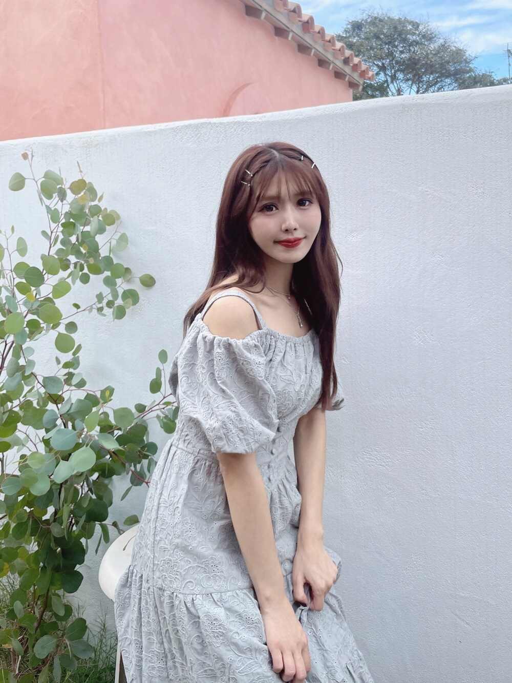 グリーン系のワンピース、ブラック系のパンプスを着用したレディースの春コーディネートの4枚目の写真