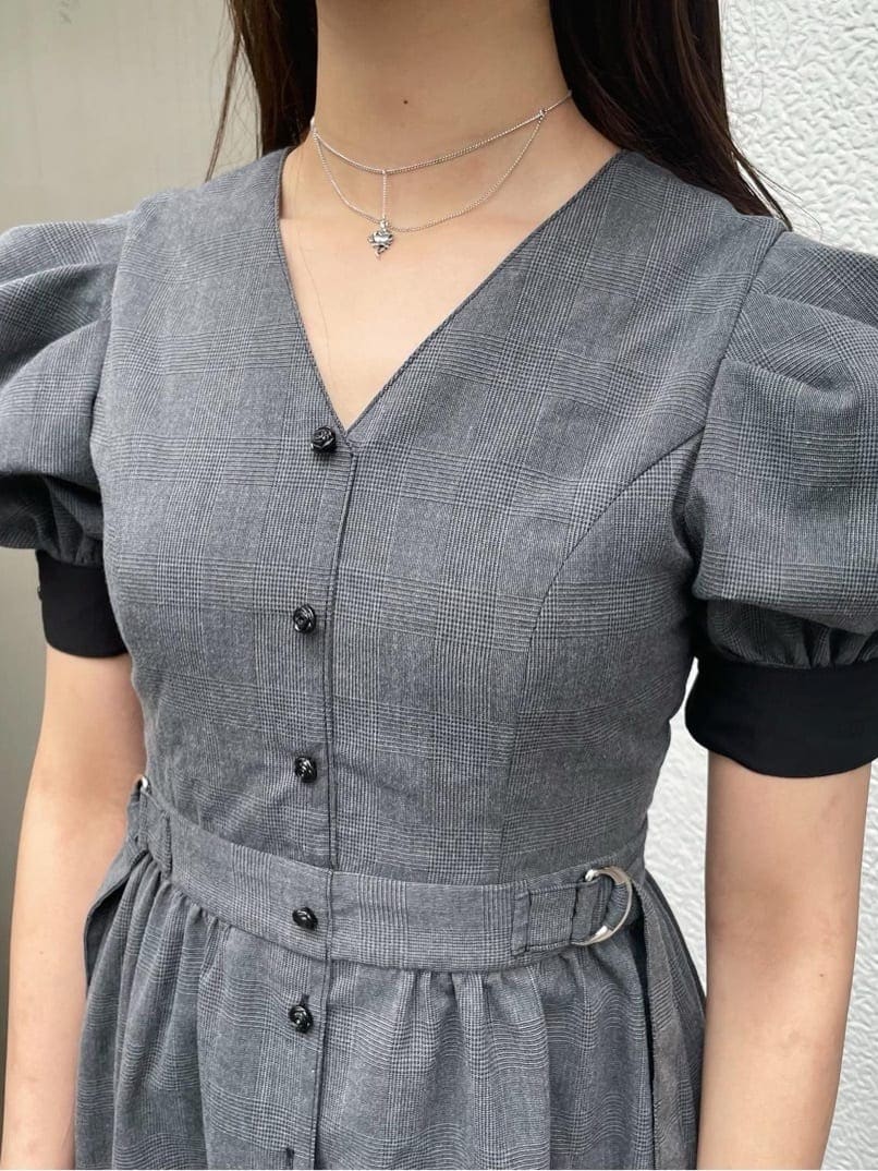 グレー系のワンピース、ブラック系のパンプスを着用したレディースの春コーディネートの5枚目の写真