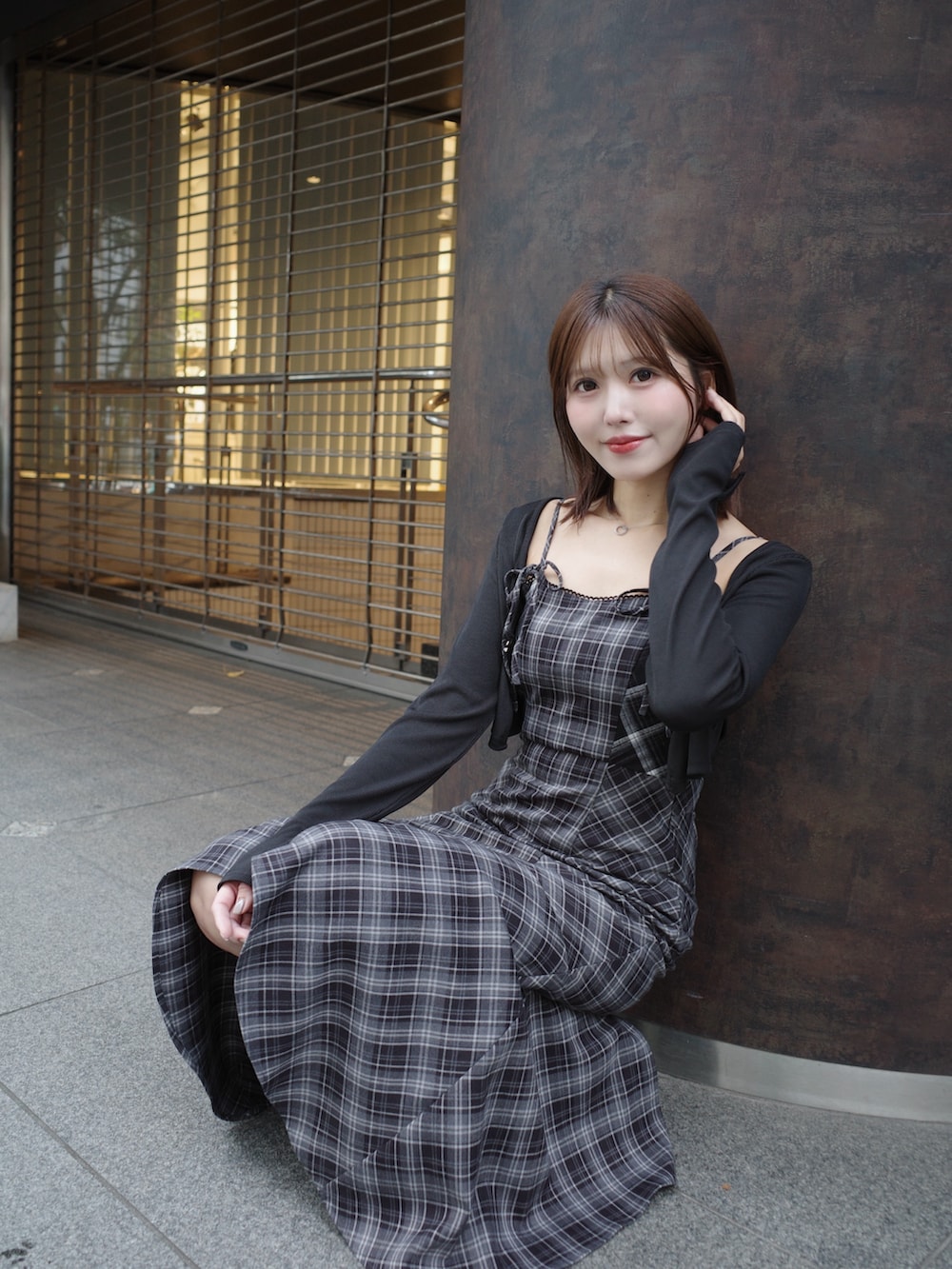 ブラック系のワンピース、ホワイト系のハンドバッグを着用したレディースの秋コーディネートの2枚目の写真