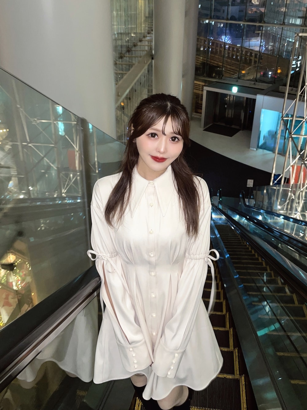 ホワイト系のワンピース、ブラック系のブーツを着用したレディースの冬コーディネートの5枚目の写真