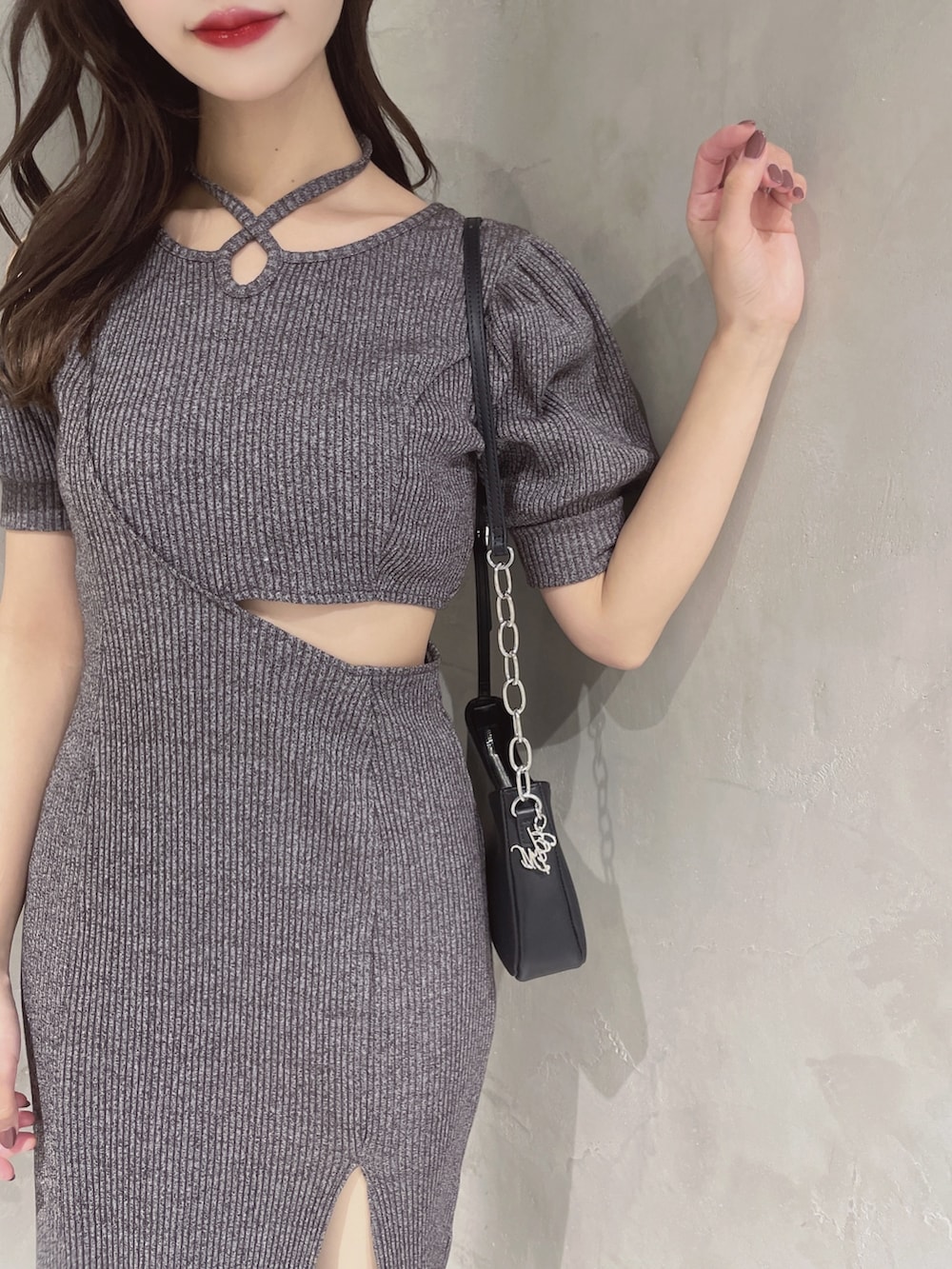 グレー系のワンピース、ブラック系のショルダーバッグ、ブルー系のサンダルを着用したレディースの春コーディネートの6枚目の写真