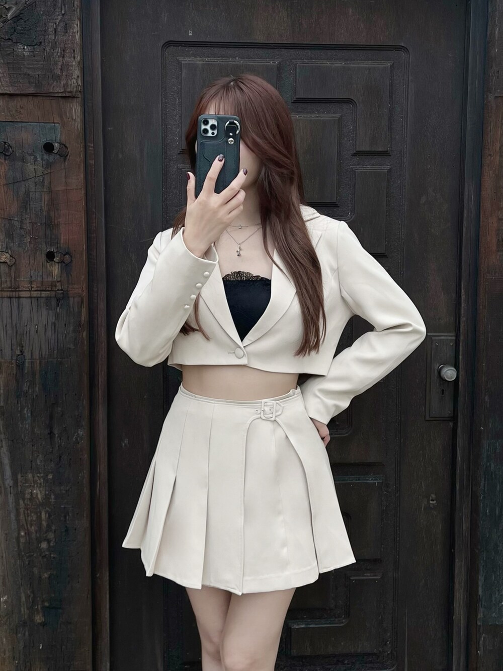 イエロー系のテーラードジャケット、イエロー系のスカート、ブラック系のパンプスを着用したレディースの冬コーディネートの6枚目の写真