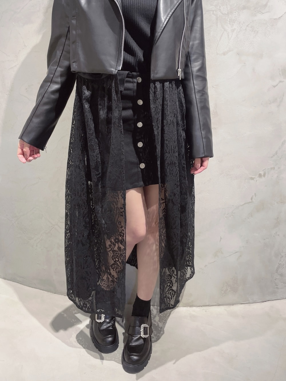 ブラック系のライダースジャケット、ブラック系のTシャツ/カットソー、ブラック系のスカートを着用したレディースの冬コーディネートの6枚目の写真