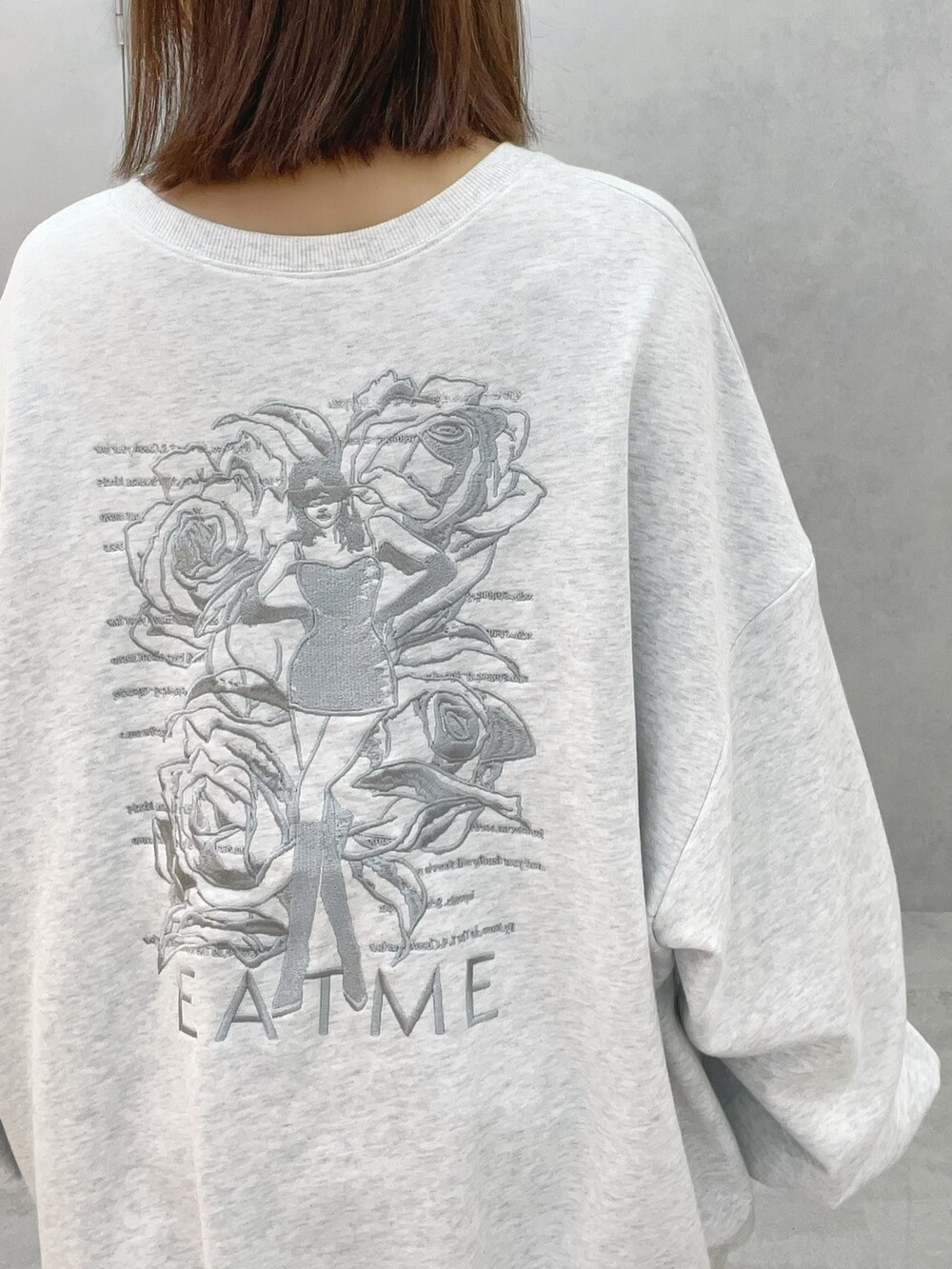 グレー系のスウェット、ブラック系のブーツを着用したレディースの秋コーディネートの5枚目の写真