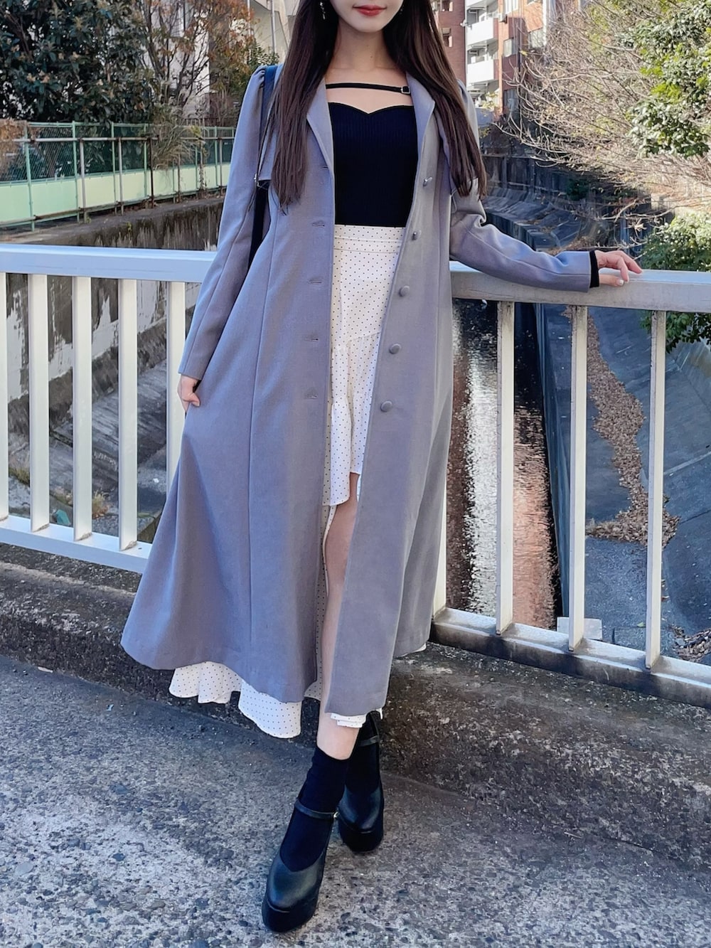 ブルー系のその他アウター、ブラック系のTシャツ/カットソー、ホワイト系のスカートを着用したレディースの冬コーディネートの4枚目の写真