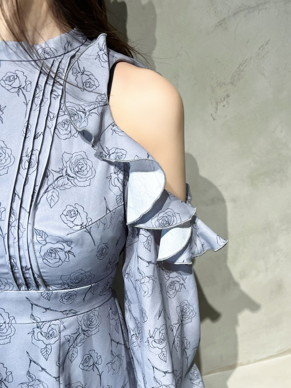 ブラック系のパンプス、ブルー系のワンピースを着用したレディースの冬コーディネートの8枚目の写真