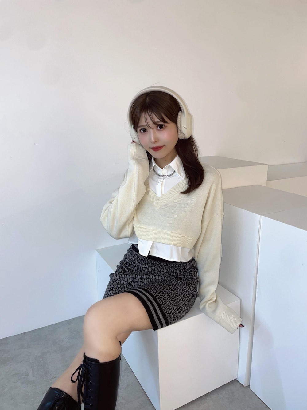 ホワイト系のシャツ/ブラウス、ブラック系のスカート、ブラック系のブーツを着用したレディースの秋コーディネートの3枚目の写真