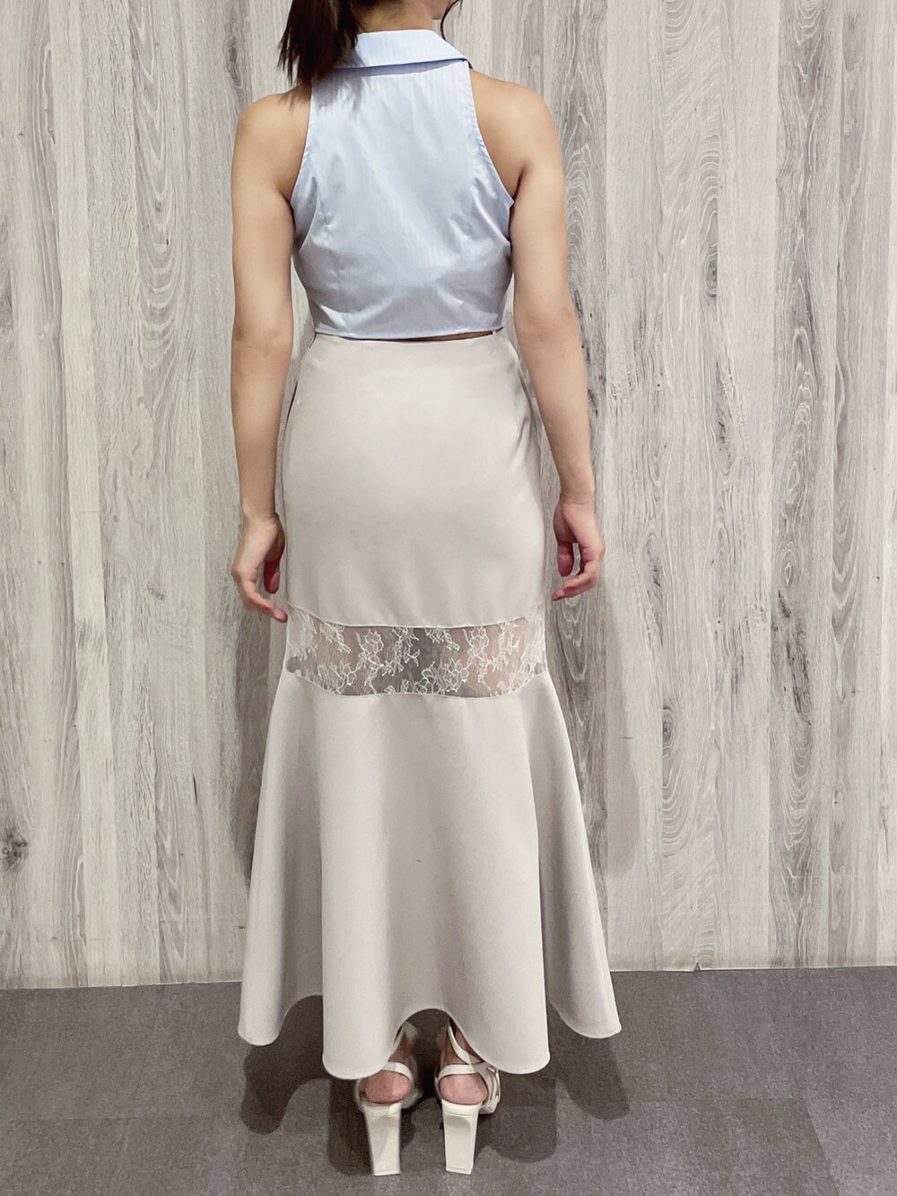 ブルー系のシャツ/ブラウス、グレー系のスカート、ホワイト系のサンダルを着用したレディースの春コーディネートの4枚目の写真