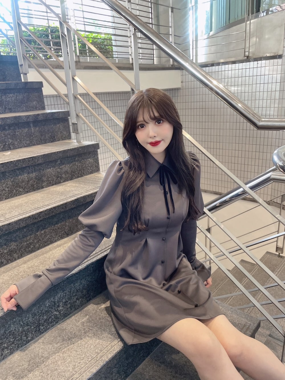 グレー系のワンピース、ブラック系のローファーを着用したレディースの冬コーディネートの5枚目の写真