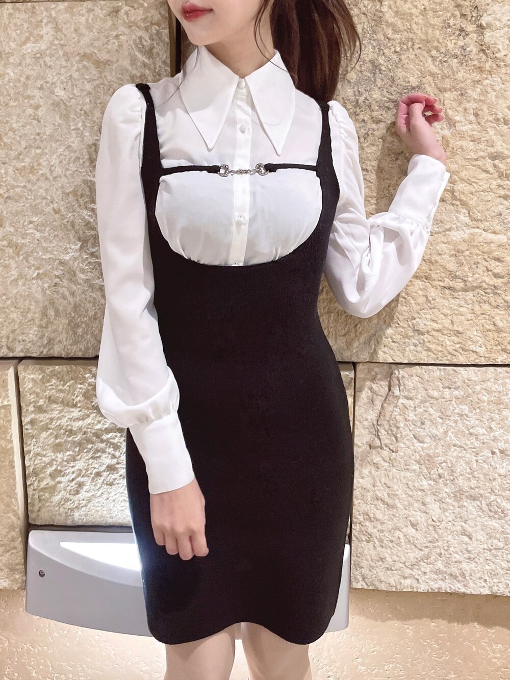 ブラック系のワンピース、ブラック系のブーツを着用したレディースの冬コーディネートの3枚目の写真