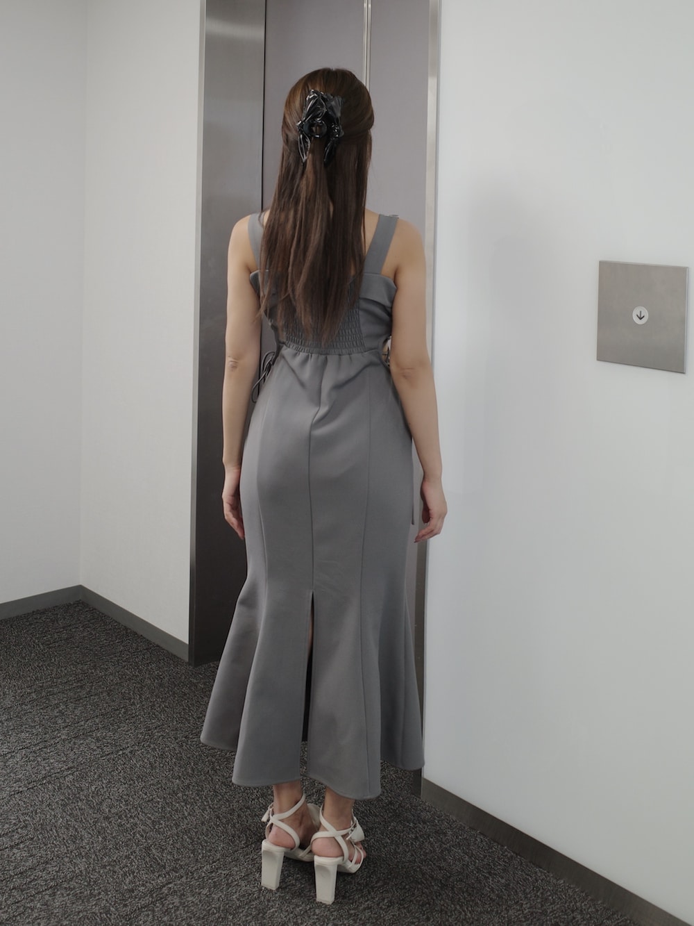 グレー系のワンピース、ホワイト系のサンダルを着用したレディースの夏コーディネートの5枚目の写真