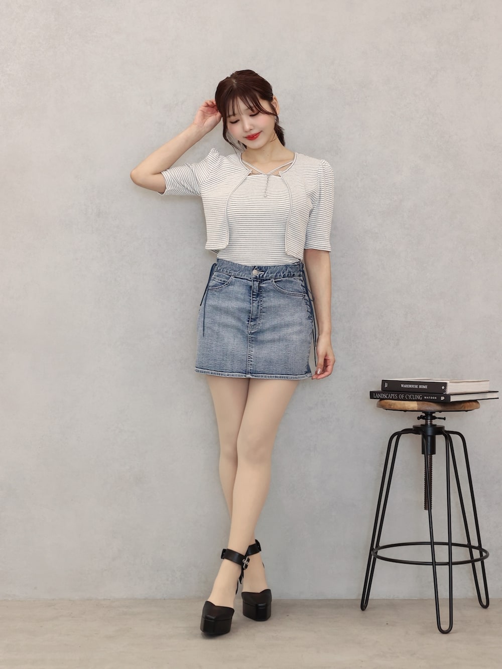 その他のTシャツ/カットソー、ブルー系のデニムスカートを着用したレディースの夏コーディネートの2枚目の写真