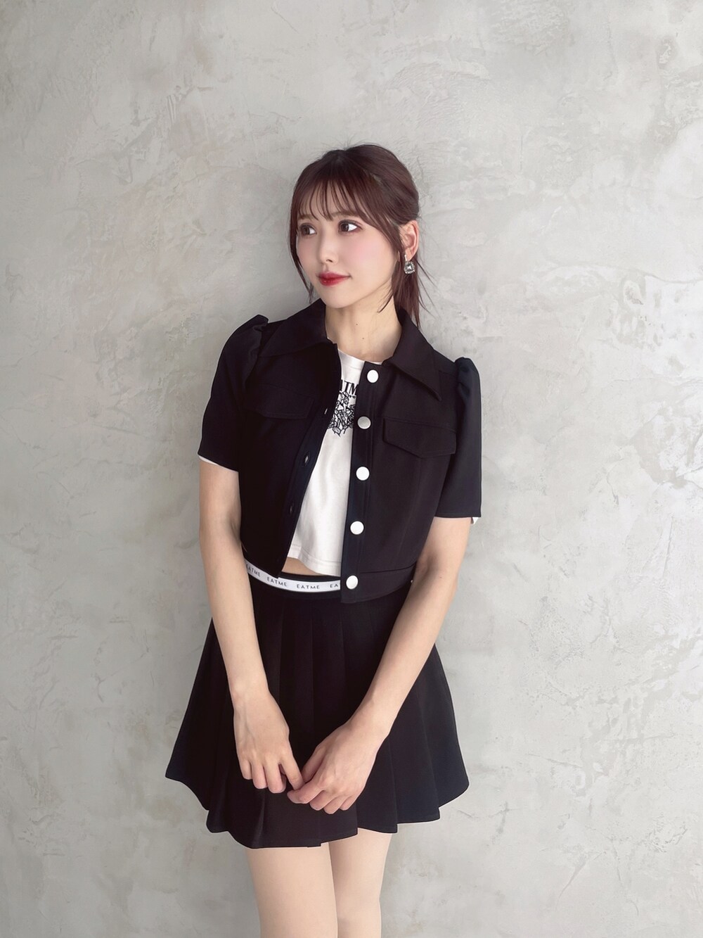 ブラック系のシャツ/ブラウス、ホワイト系のTシャツ/カットソー、ブラック系のスカートを着用したレディースの春コーディネートの3枚目の写真