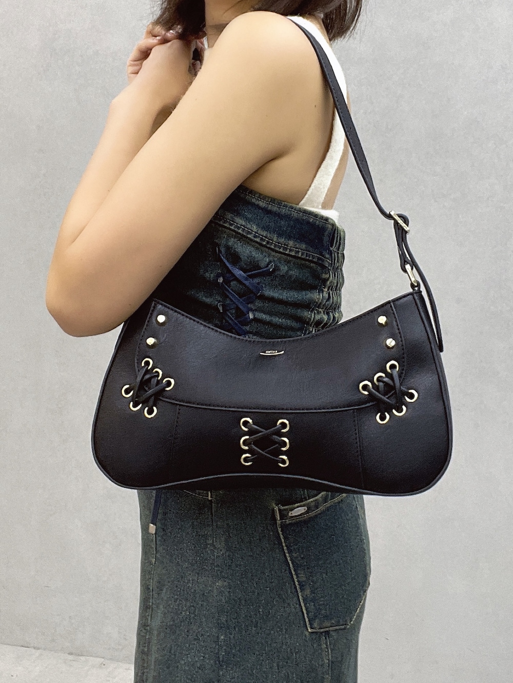 ブルー系のワンピース、ブラック系のサンダル、ホワイト系のニット/セーターを着用したレディースの秋コーディネートの7枚目の写真