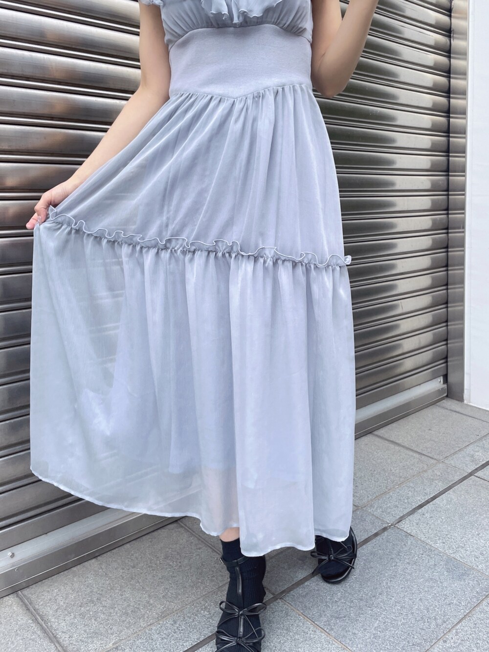 ブルー系のワンピース、ブラック系のキャミソール、ブラック系のショルダーバッグを着用したレディースの春コーディネートの6枚目の写真