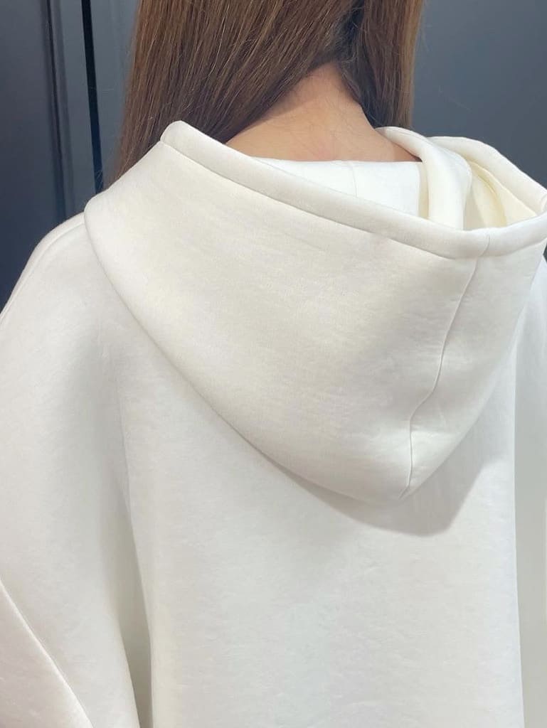 レッド系のショルダーバッグ、ブラック系のその他シューズ、ブラック系のデニムパンツを着用したレディースの秋コーディネートの3枚目の写真