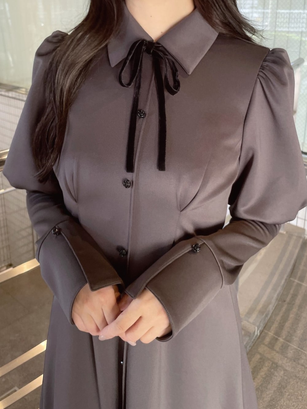 グレー系のワンピース、ブラック系のローファーを着用したレディースの冬コーディネートの4枚目の写真