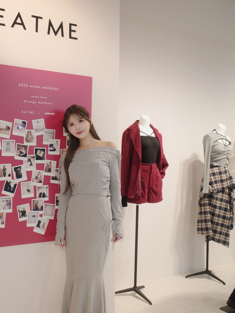 グレー系のTシャツ/カットソー、グレー系のスカートを着用したレディースの秋コーディネートの5枚目の写真