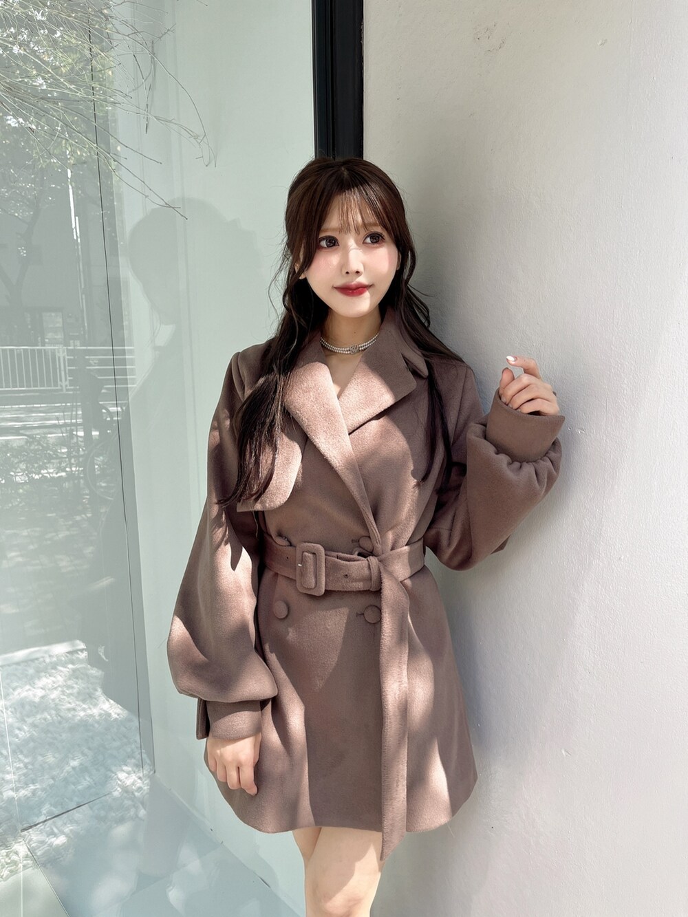 ブラウン系のその他アウター、ホワイト系のチョーカーを着用したレディースの秋コーディネートの2枚目の写真