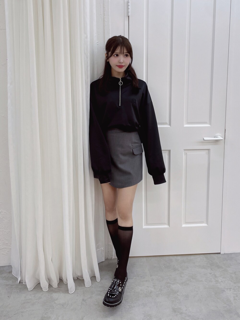 ブラック系のTシャツ/カットソーを着用したレディースの夏コーディネートの4枚目の写真